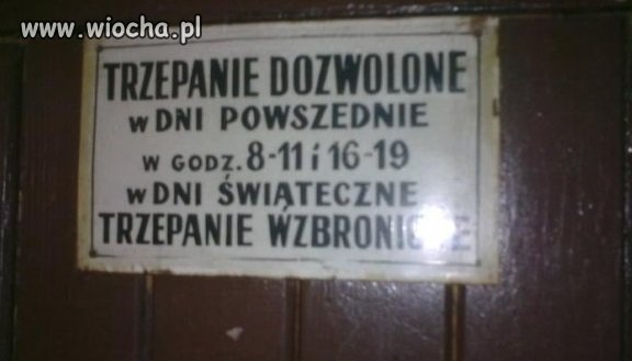 Czy tabliczka jest przy trzepaku...