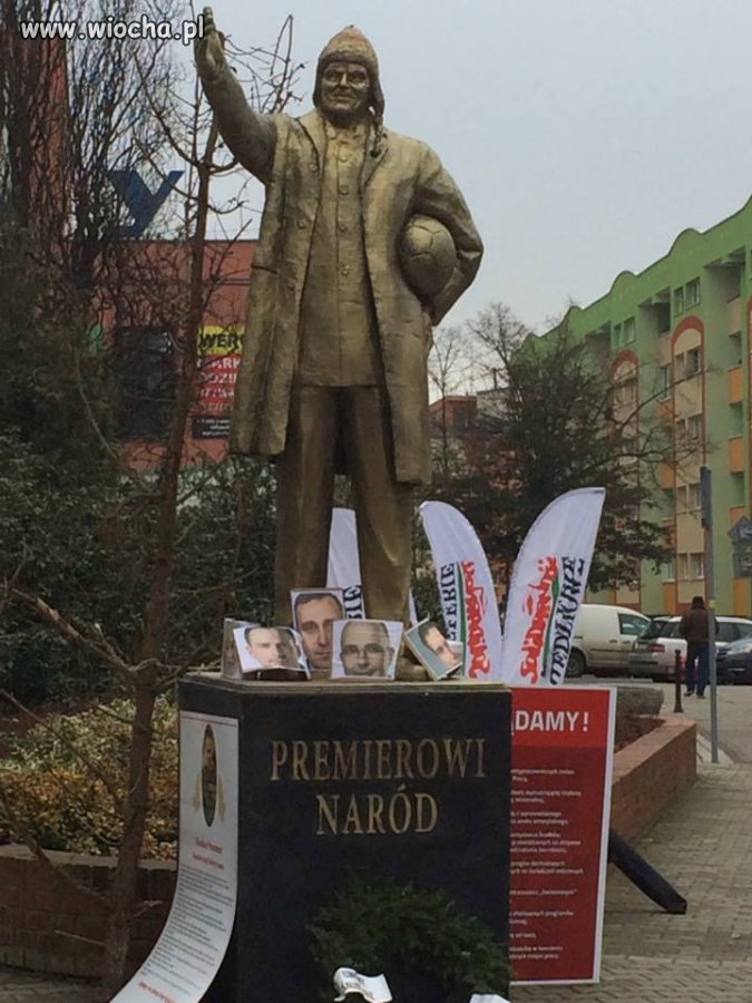 Złoty pomnik Tuska u mnie w mieście 