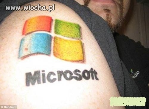 Na drugim zapewnie ma wytatuowaną ikonę IE