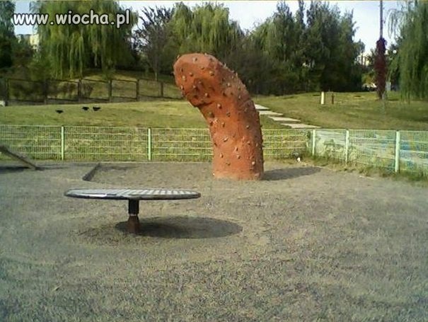 Tymczasem na placu zabaw.