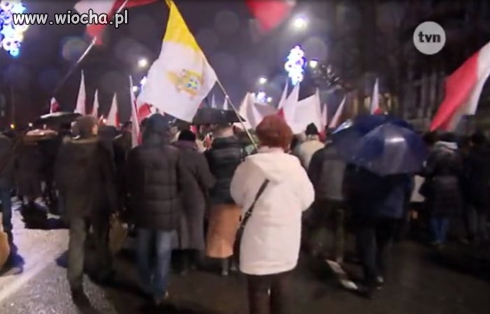 Watykańska "szmata" obok polskiej flagi?
