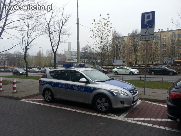 Policyjny radiowóz na miejscu dla inwalidów.