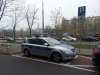 Policyjny radiowóz na miejscu dla inwalidów.
