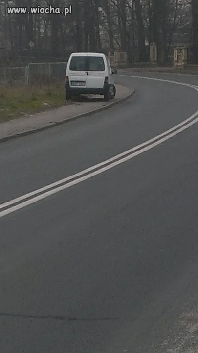 Przechodzić proszę po krawężniku  