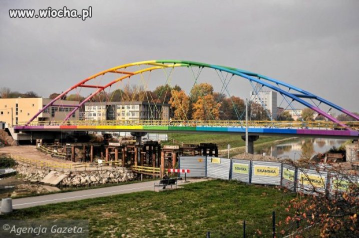 Czymże jest tęcza na placu Zbawiciela...