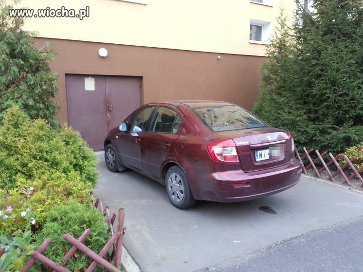 Parkowanie pod śmietnikiem w bloku