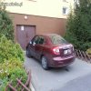 Parkowanie pod śmietnikiem w bloku