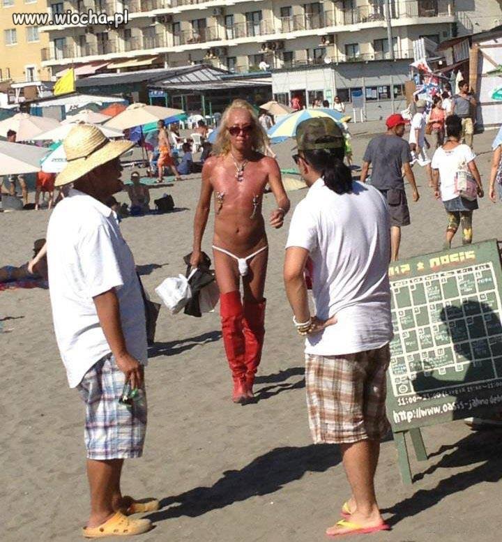 A na plaży, słońce praży...