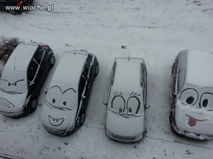 Na pobliskim parkingu.