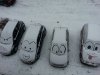 Na pobliskim parkingu.