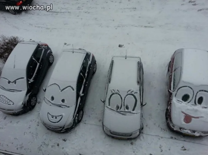 Na pobliskim parkingu.