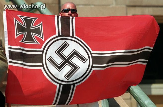 Łysy debil z jakąś szmatą