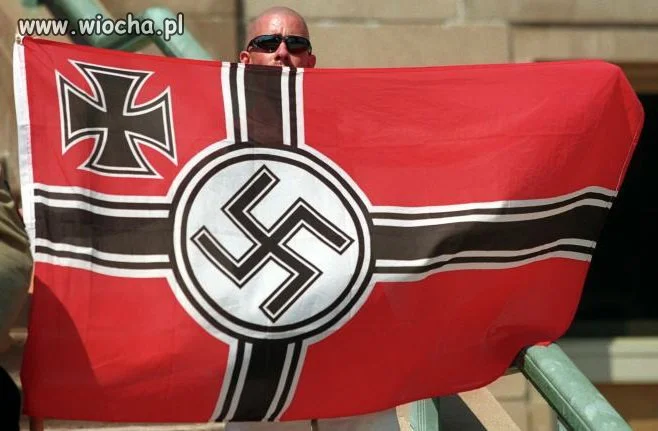 Łysy debil z jakąś szmatą