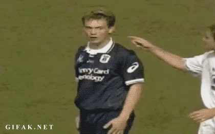 Brutalny faul na piłkarzu...!