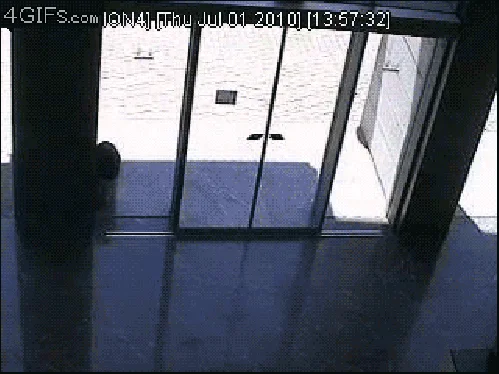 Kobieta i drzwi...