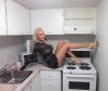 Blondynka w kuchni