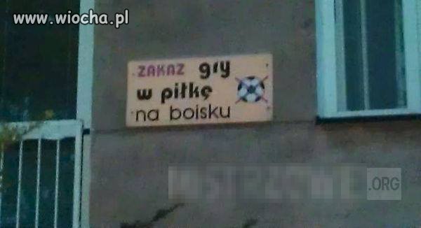 Zakaz gry w piłkę na boisku