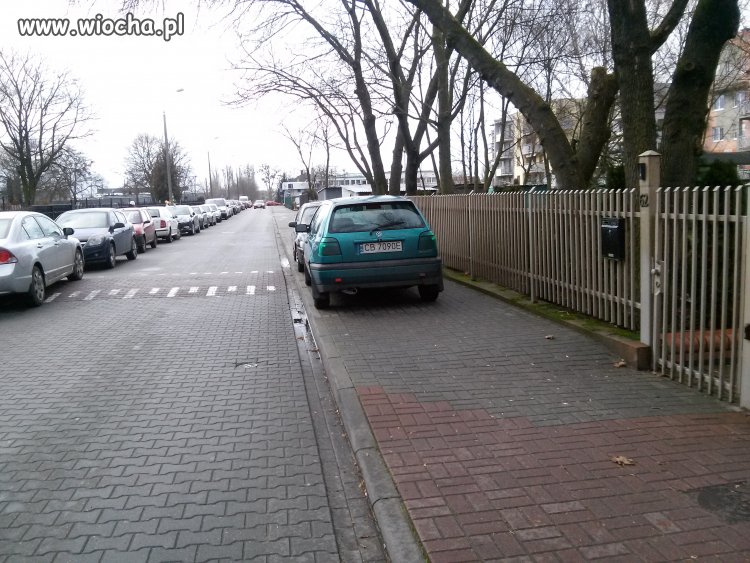Zaparkujmy na chodniku