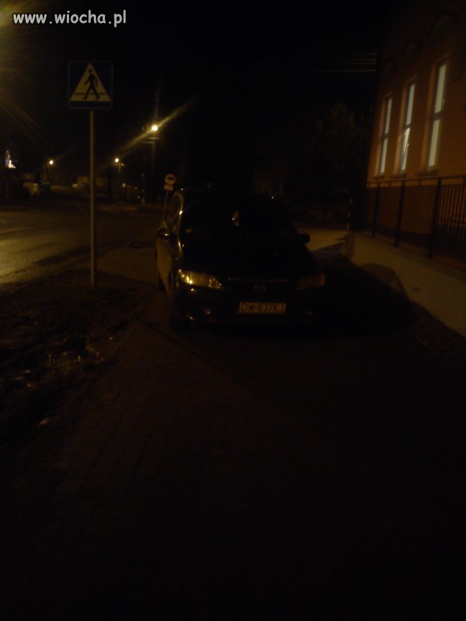 Tak miastowy parkuje na wsi.