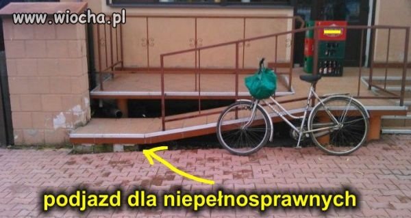 Podjazd dla niepełnosprawnych.