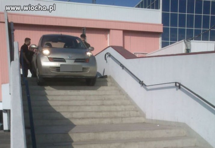 Przyznam, że zdolna jest kierująca nissanem