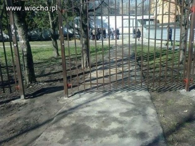 Troszkę się rozminęli z tą furtką...