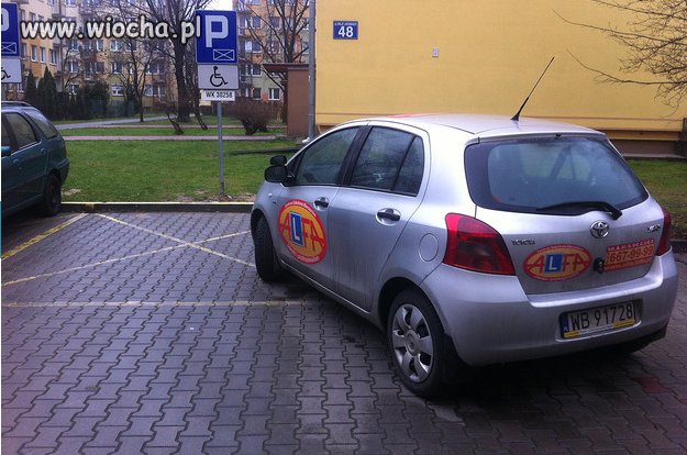 Uczy jeździć
