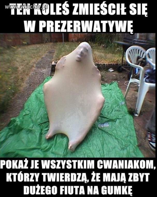 Koleś ubrany w prezerwatywę