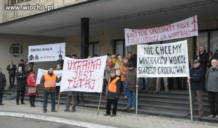PiS i pikieta przeciwko budowie farm wiatrowych