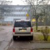 "Miszcz" parkowania naprzeciwko szkoły