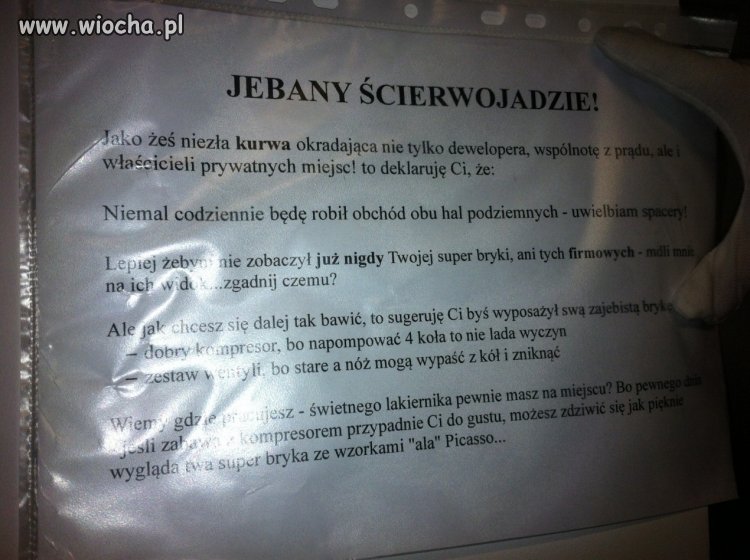 Zostawione na szybie samochodu na nowym osiedlu 