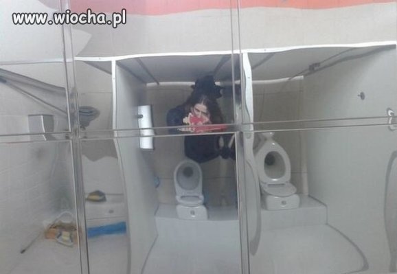 Lustro w kiblu na suficie?