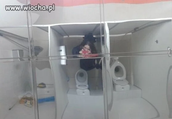 Lustro w kiblu na suficie?