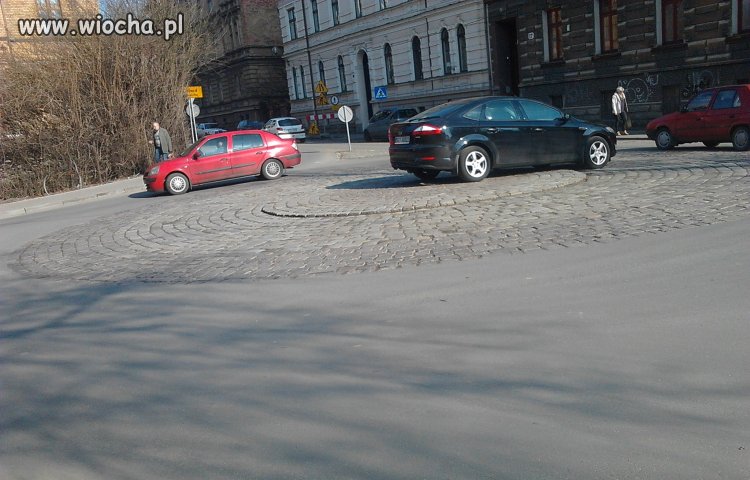 Mistrz parkowania w akcji.