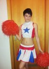 Facet przebrany w kostium cheerleaderki