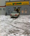 Szkoda, że do środka nie wjechał..