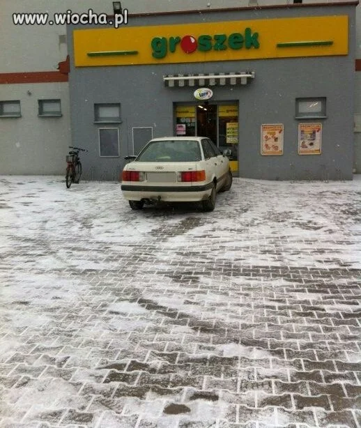 Szkoda, że do środka nie wjechał..