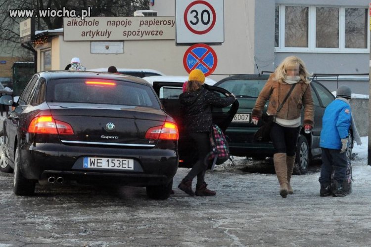 Minister wozi służbową limuzyna dzieci do szkoły 