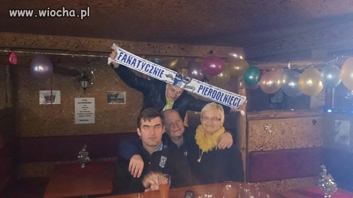 Babcia chyba nie widziała szalika...
