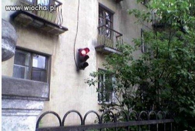 I mamusia stoi na czerwonym