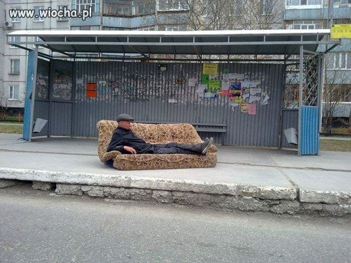 W oczekiwaniu na autobus