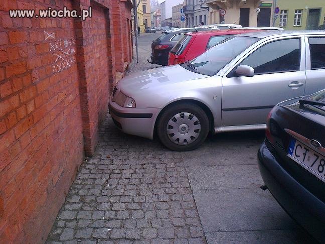 Mistrz parkowania na chodniku... Toruński PAJAC