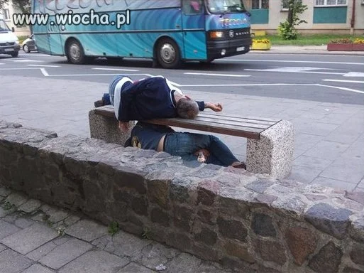 W Polsce na przystankach są nawet łóżka piętrowe