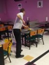 A po zamknięciu restauracji stoliki wycieram tak