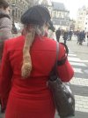  Coś jej zdechło na plecach? 