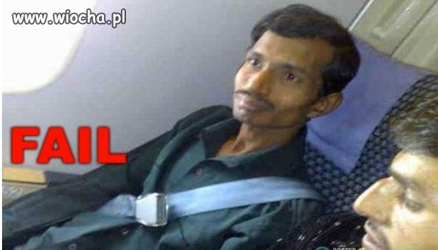 Arabisko zapiął pas w samolocie
