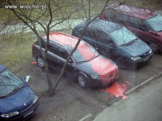 Tymczasem na osiedlowym parkingu