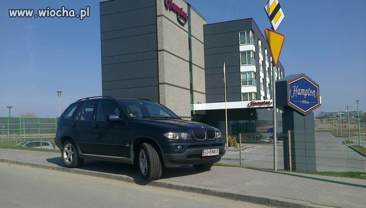 Tak parkuje europoseł Jacek K. Żałował 100zł.