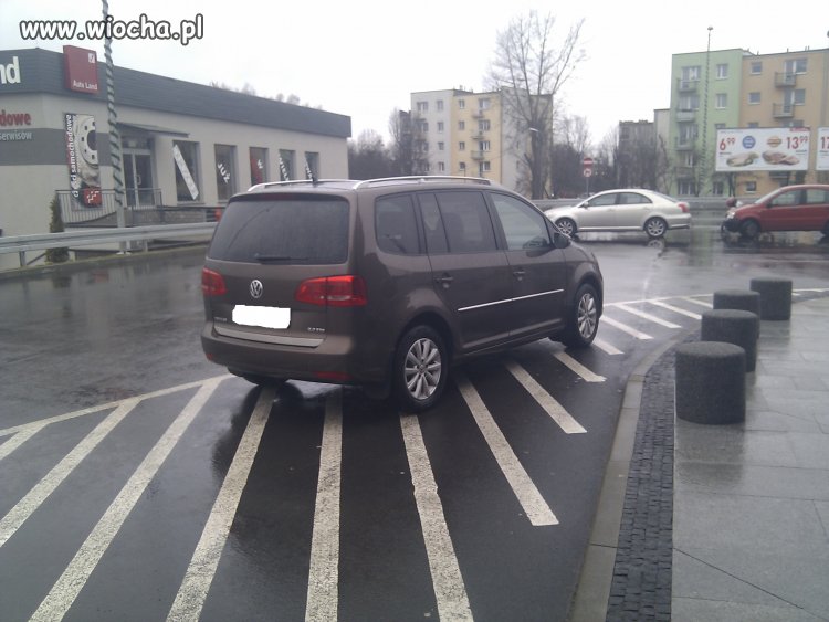 Tak sie parkuje w Mrągowie ? 