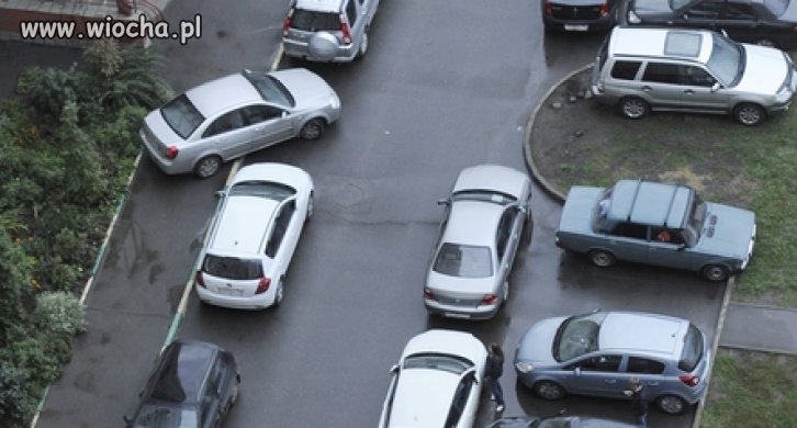 Się parkuje ładnie...Stawia gdzie popadnie ...